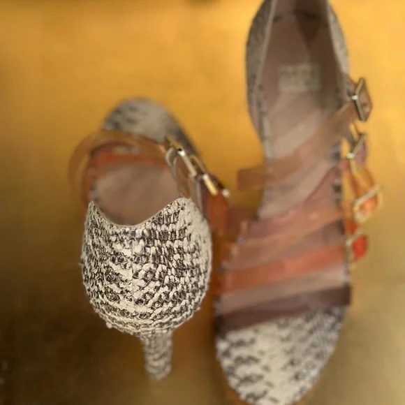 These Beautiful Designer Heels Perfect for any occasion ‼️ - Picture 3 of 3